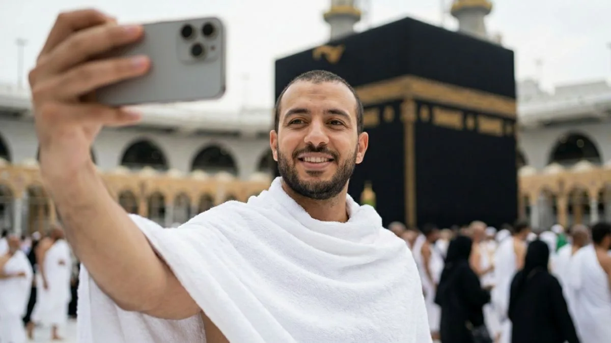 man taking a selfie infront of kaaba