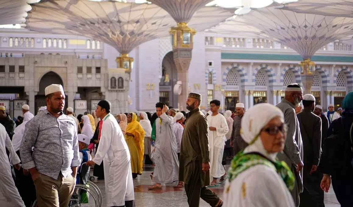 crowd at masjid-nabawi
