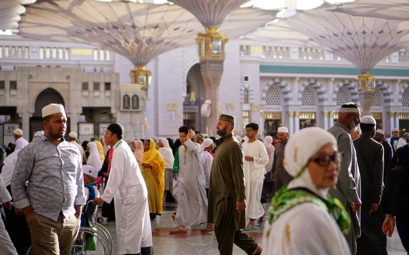 crowd at masjid-nabawi