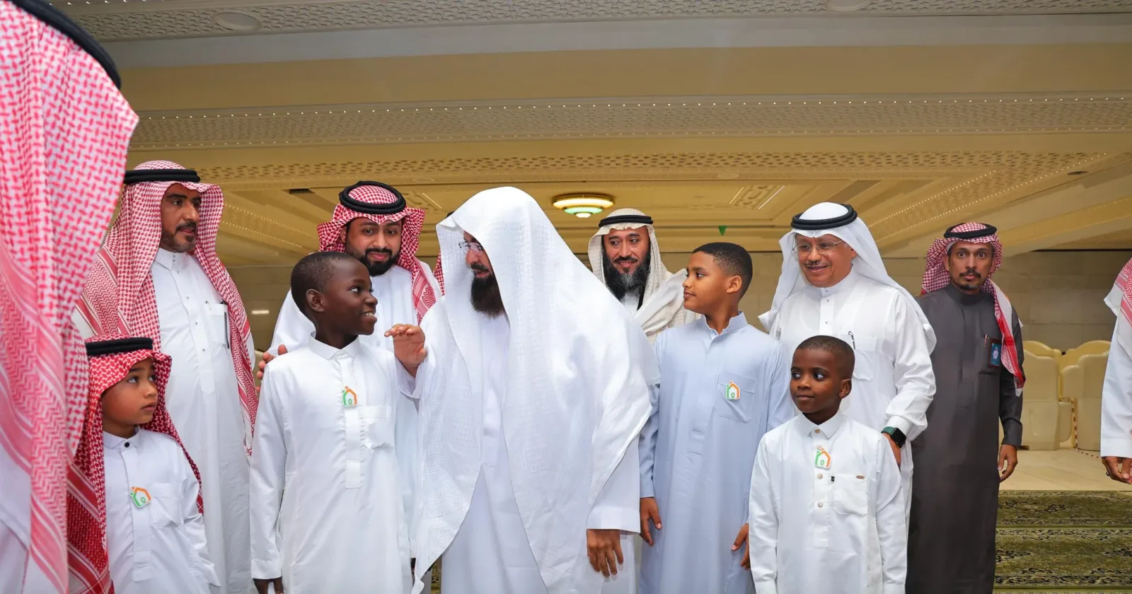 Sheikh Sudais with children of Al-Wedad Association for Orphan Care 4