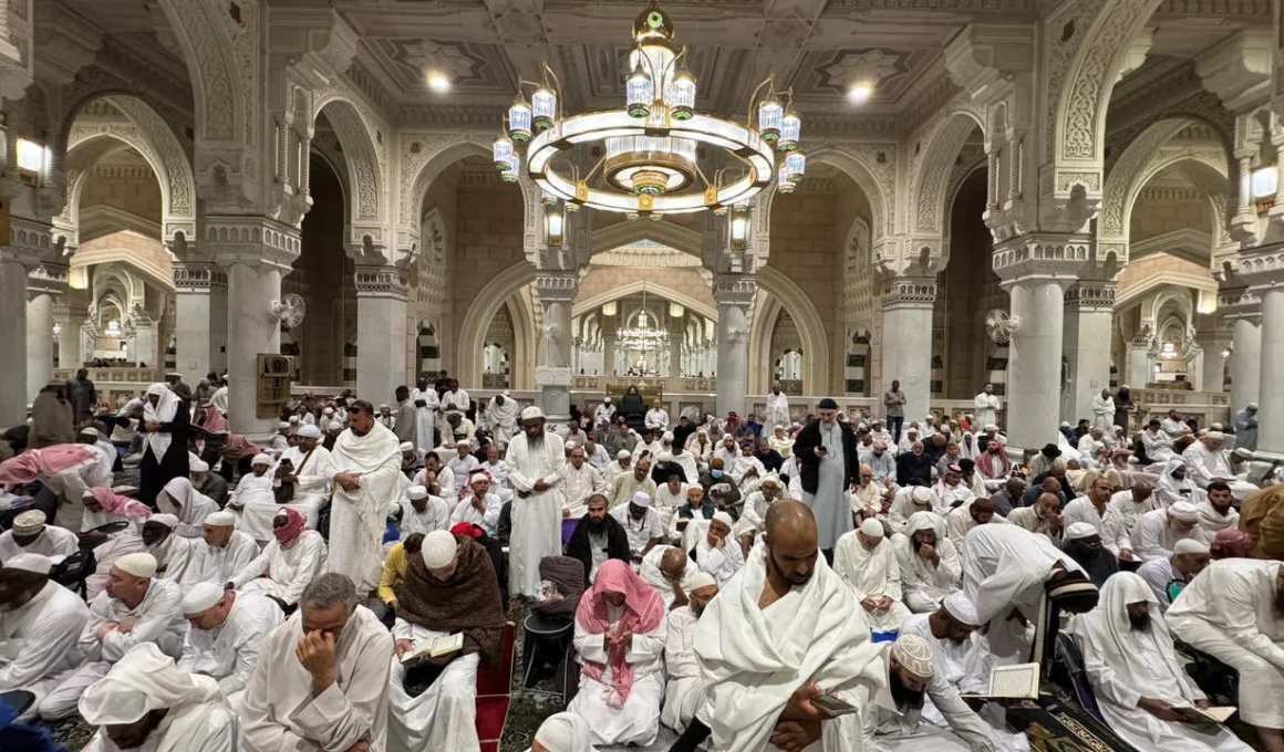 Ramadan 2026 Worshipers Start Itikaf at Masjid al-Haram and Masjid an-Nabawi