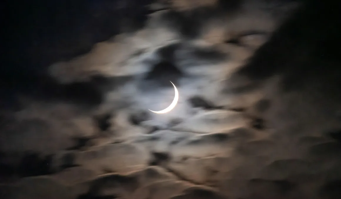 moon cresent long exposure