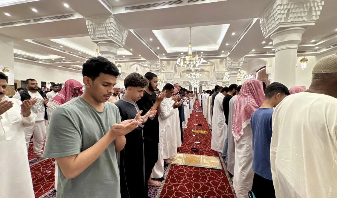 praying indoor 2026 madinah