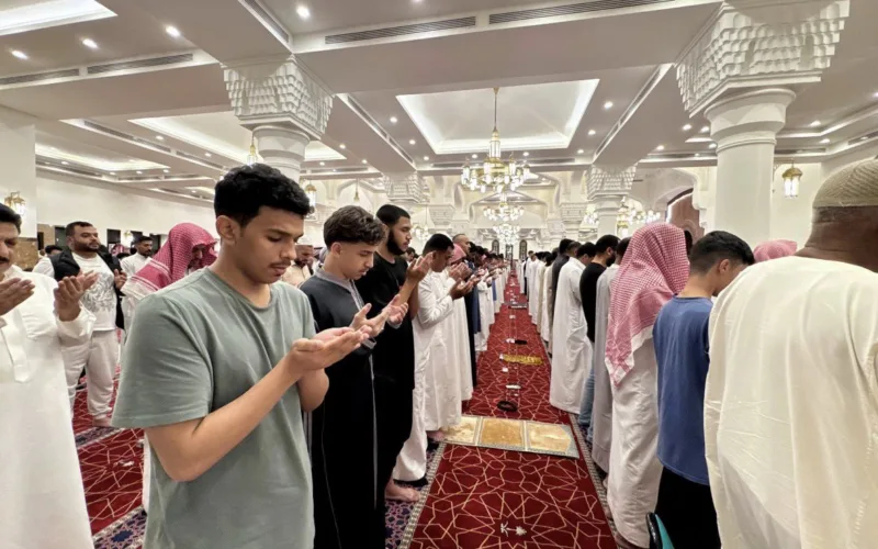 praying indoor 2026 madinah