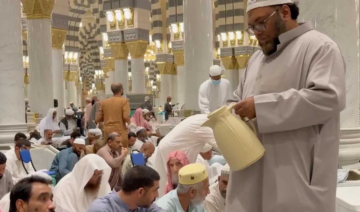 Mohammed Ali Abdul Rahman Al-Sindi Pakistani family masjid an nabawi serving coffee