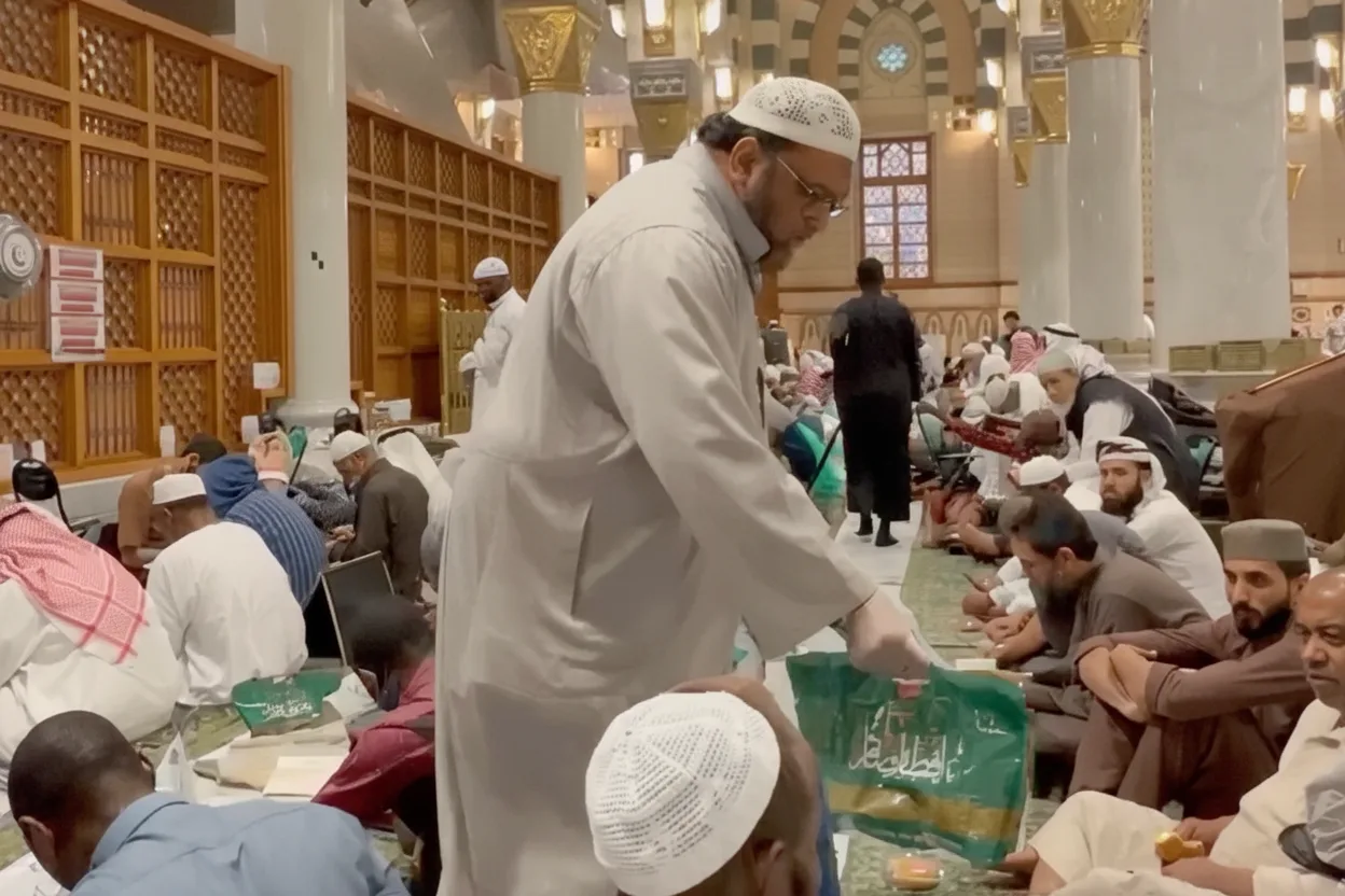 Mohammed Ali Abdul Rahman Al-Sindi Pakistani family masjid an nabawi serving coffee 1