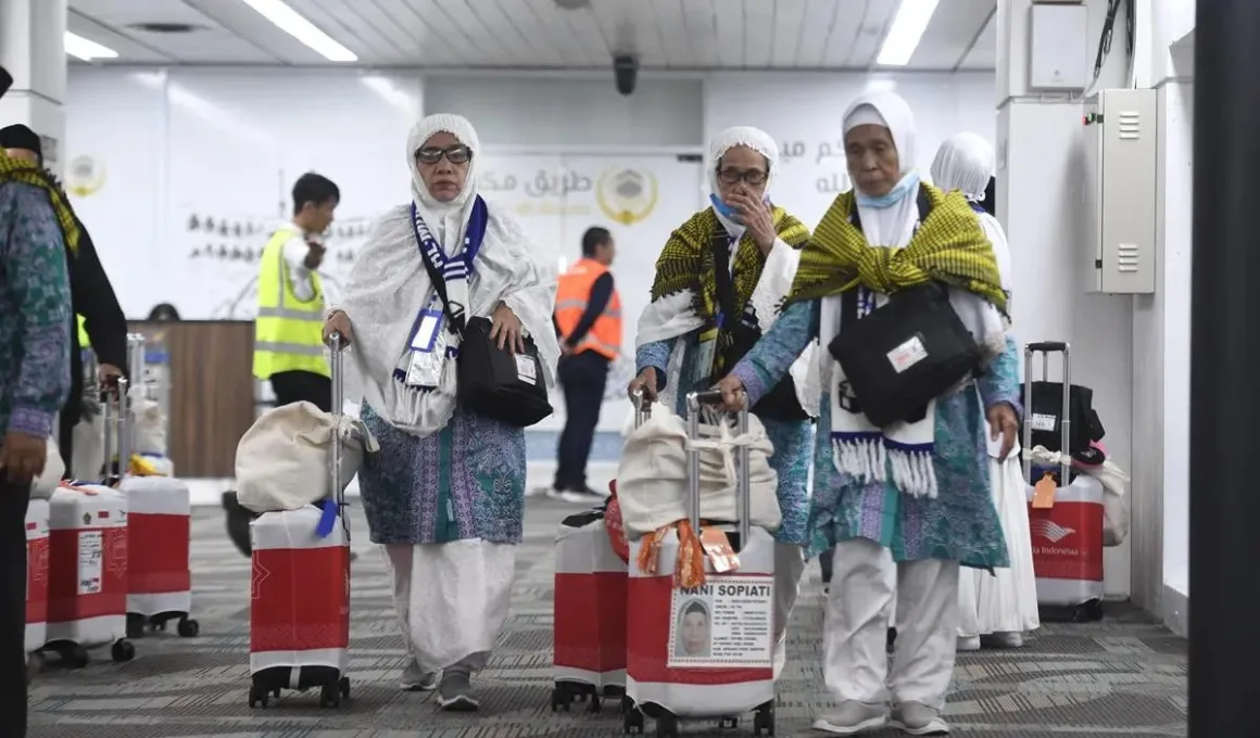 indonesian pilgrims arriving for hajj