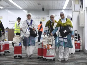 indonesian pilgrims arriving for hajj