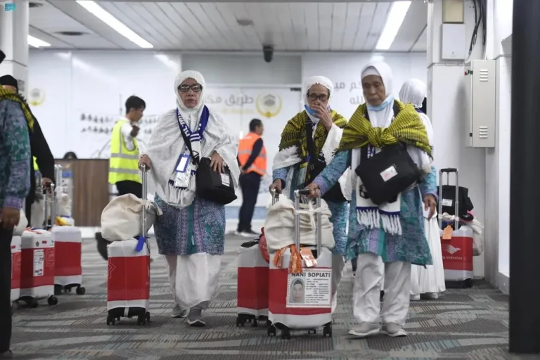 indonesian pilgrims arriving for hajj