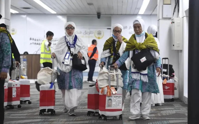 indonesian pilgrims arriving for hajj