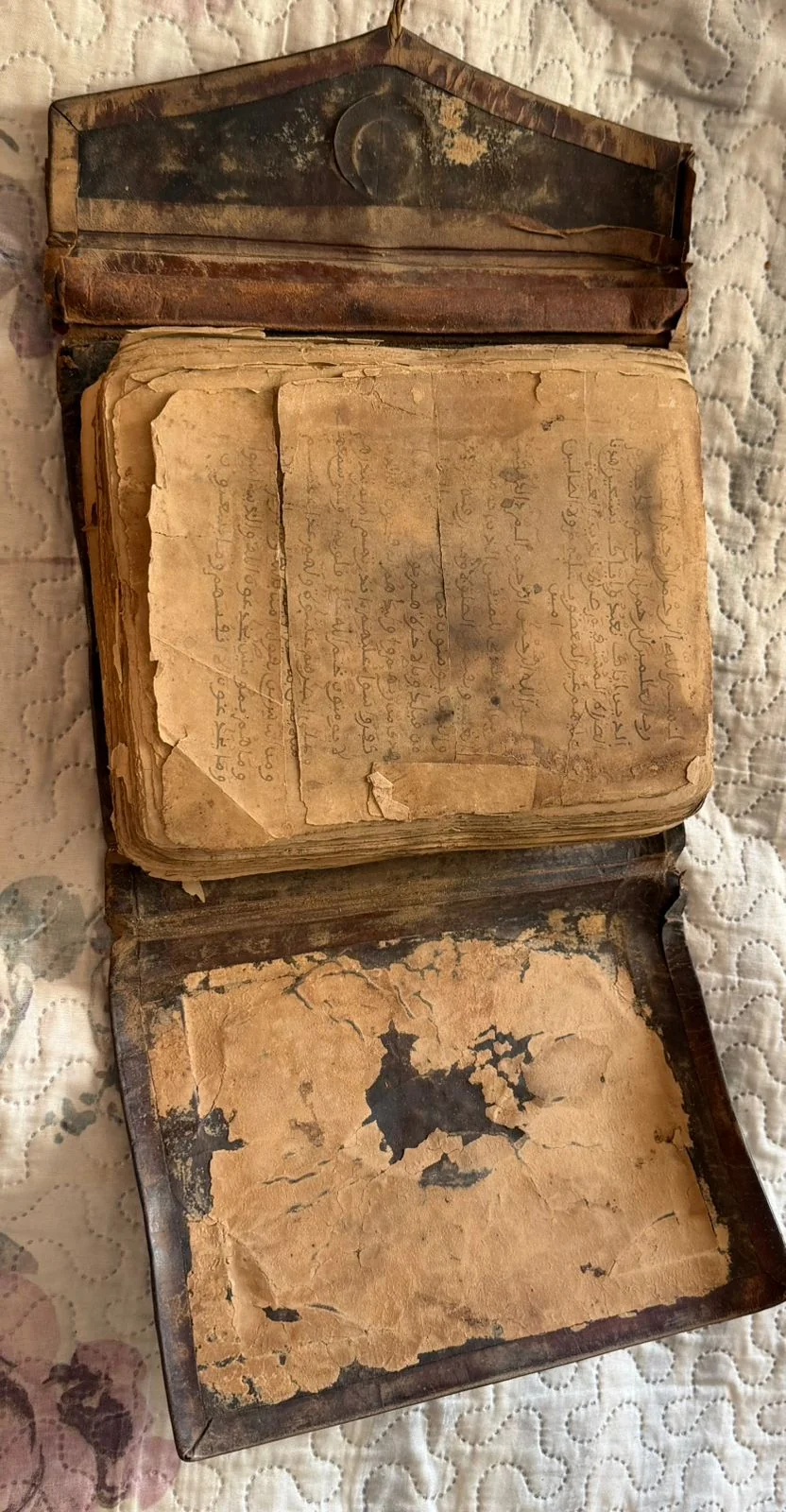 Reddit User Shares Stunning Handwritten Quran Passed Down Through Generations 3