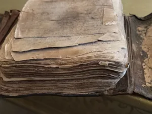 Reddit User Shares Stunning Handwritten Quran Passed Down Through Generations 7