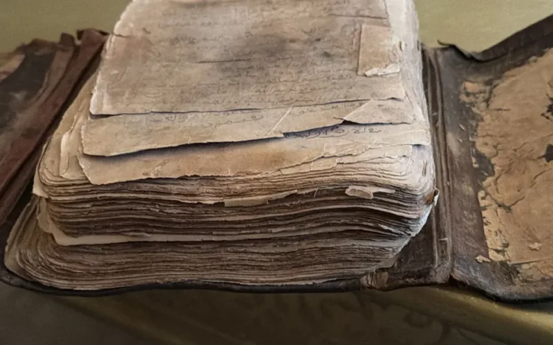 Reddit User Shares Stunning Handwritten Quran Passed Down Through Generations 7