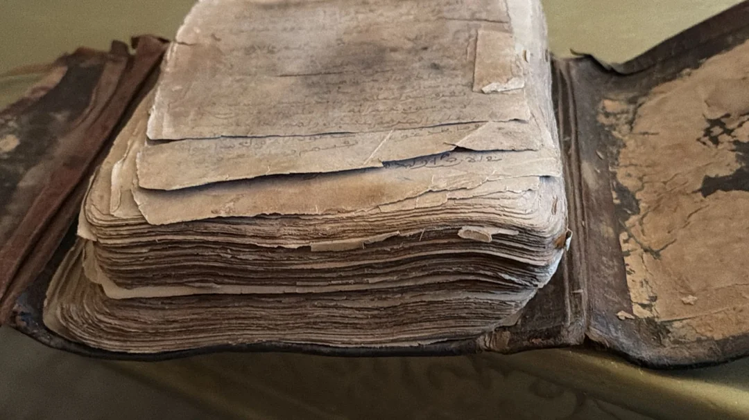 Reddit User Shares Stunning Handwritten Quran Passed Down Through Generations 7