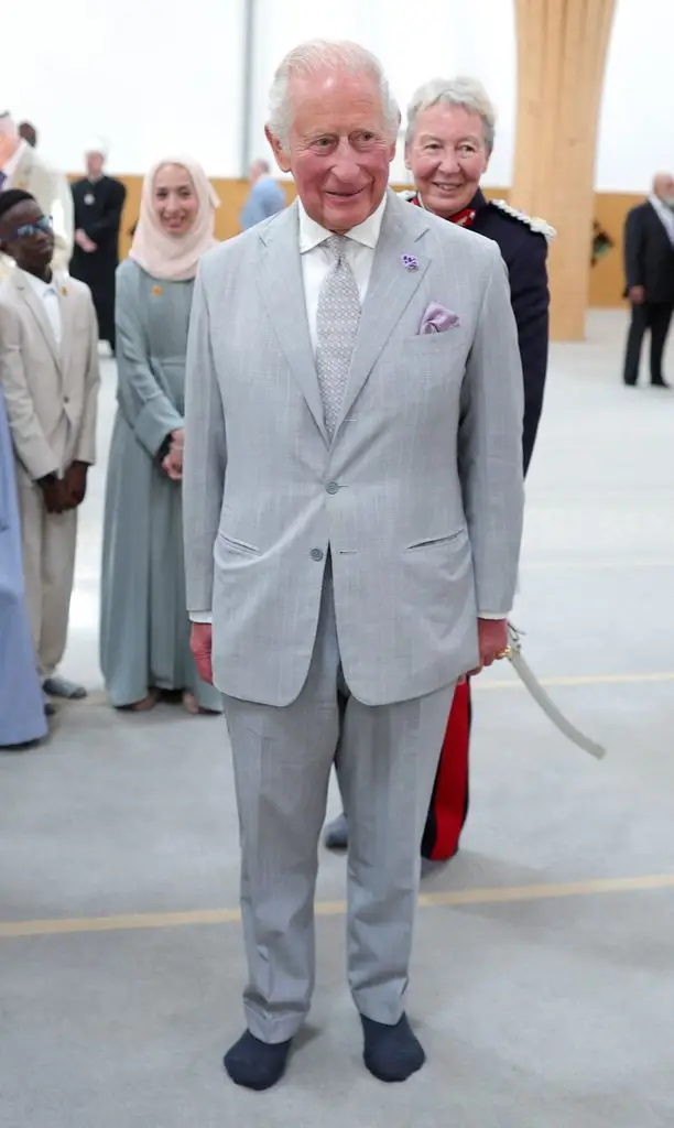 King charles took off shoes cambridge mosque