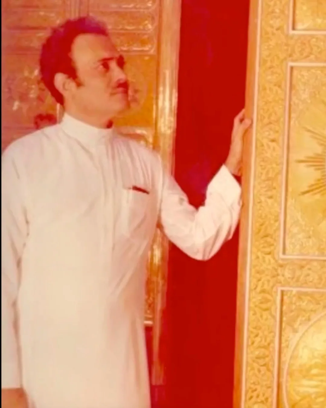 Abdullah Thailand Standing Next To Kaaba Door working