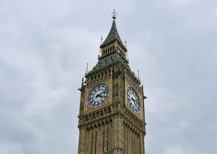 famous big ben under cloudy sky